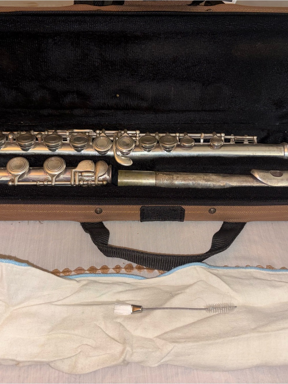 Silver Eldon Flute with Carrying Case and Cleaning Materials - Picture 1 of 5